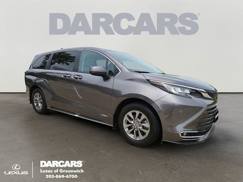 Used 2021 Toyota Sienna XLE image 1