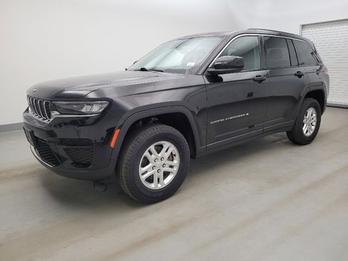 Used 2023 Jeep Grand Cherokee Laredo image 2
