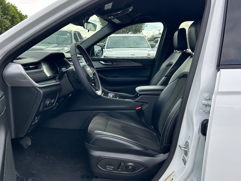 Certified 2025 Jeep Grand Cherokee L Laredo RWD image 8