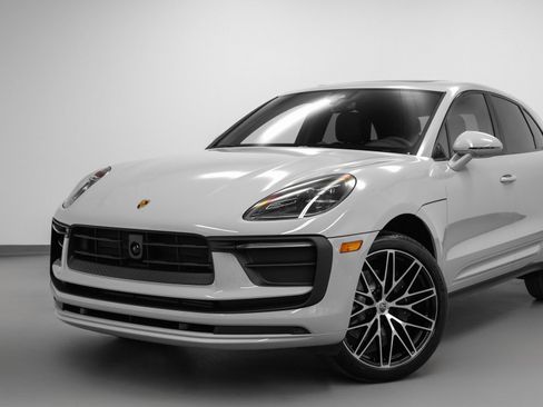 Certified 2026 Porsche Macan AWD/4WD image 7