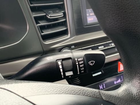 Used 2020 Hyundai Elantra SE image 18