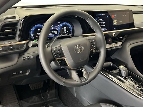 Used 2026 Toyota Crown Platinum AWD/4WD image 15