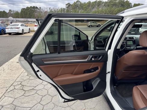 Used 2017 Subaru Outback 3.6R Touring w/ Popular Package #5A image 8