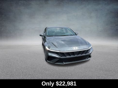 Used 2025 Hyundai Elantra SE image 4