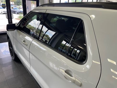 Used 2019 Ford Explorer XLT w/ Equipment Group 202A AWD/4WD image 14