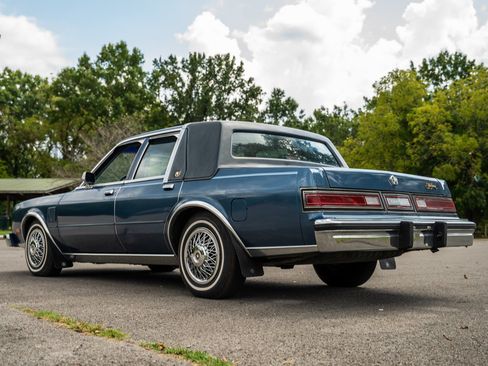 Used 1988 Chrysler Fifth Avenue RWD image 12