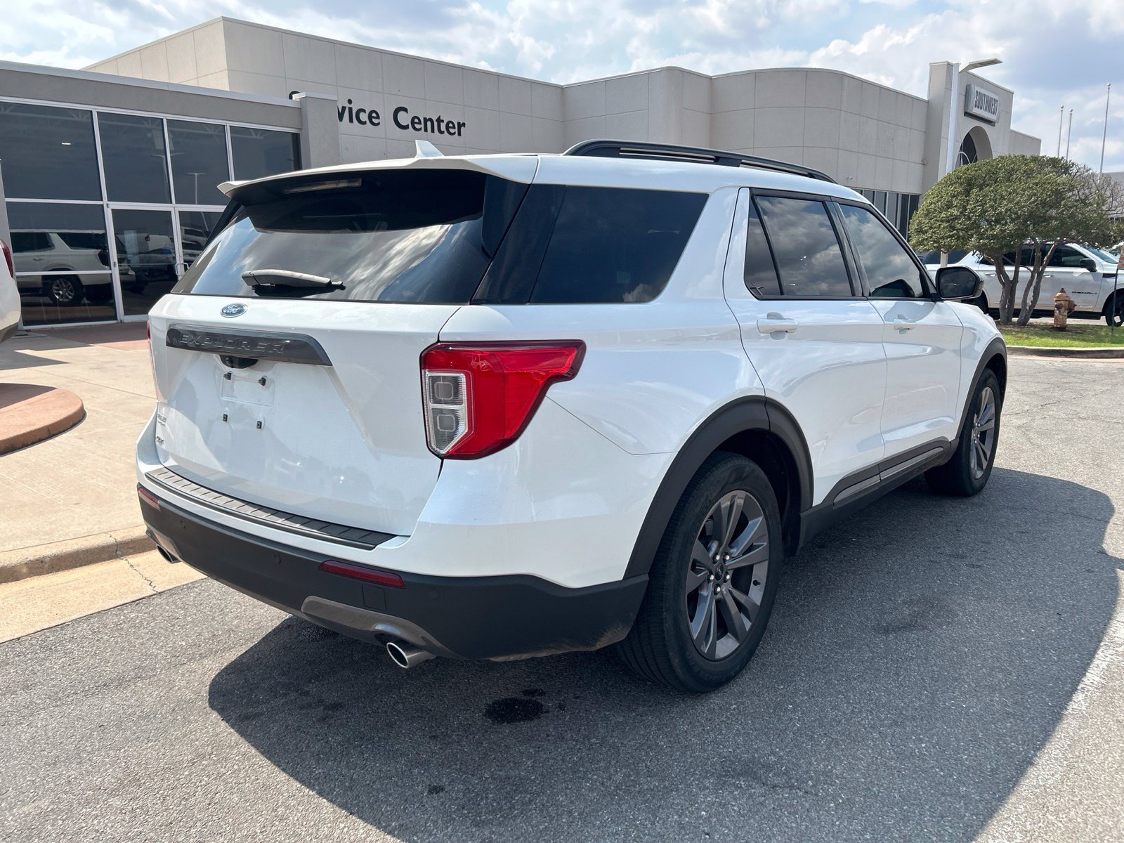 Used 2022 Ford Explorer XLT w/ Equipment Group 202A RWD image 5