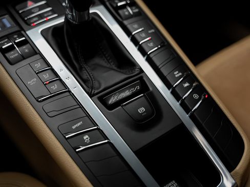 Used 2018 Porsche Macan AWD/4WD image 52