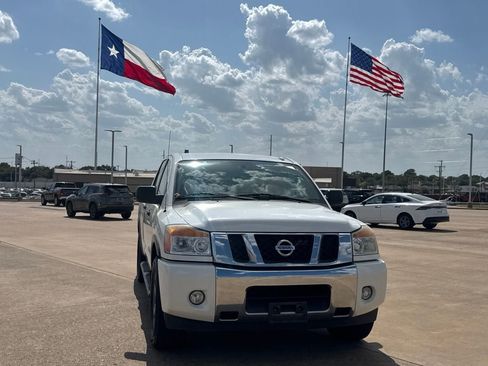 Used 2015 Nissan Titan SV w/ SV Value Truck Package RWD image 4
