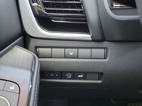 Used 2025 Nissan Rogue SL AWD/4WD image 14
