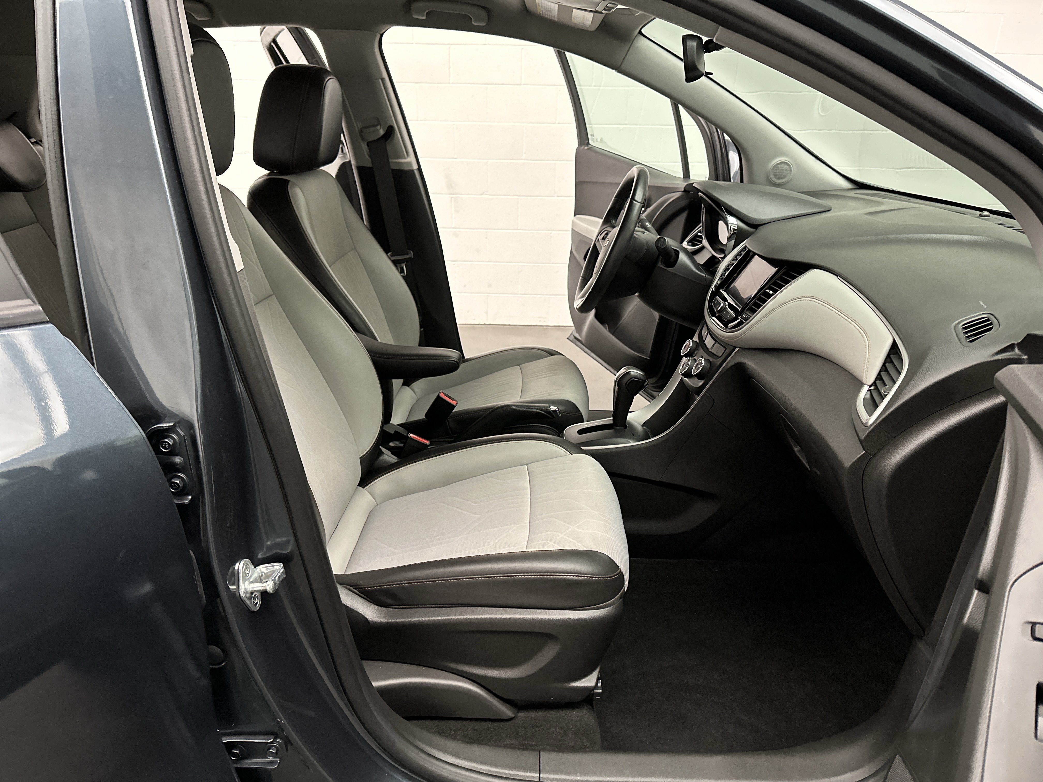 Used 2022 Chevrolet Trax LT w/ LT Convenience Package AWD/4WD image 20