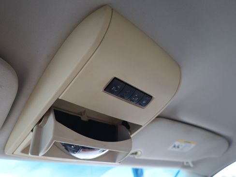 Used 2008 Chrysler Town & Country Touring image 17