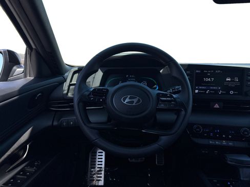 Used 2025 Hyundai Elantra Sport FWD image 12
