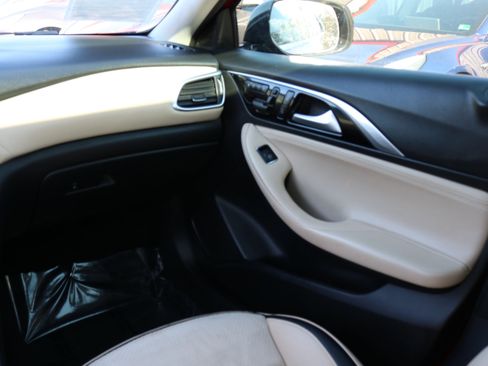 Used 2019 INFINITI QX30 image 21