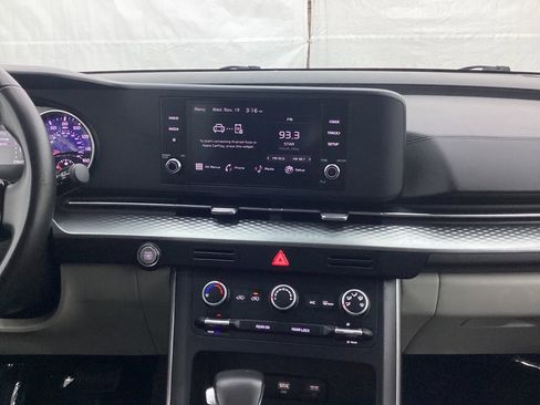 Used 2023 Kia Carnival LX image 26