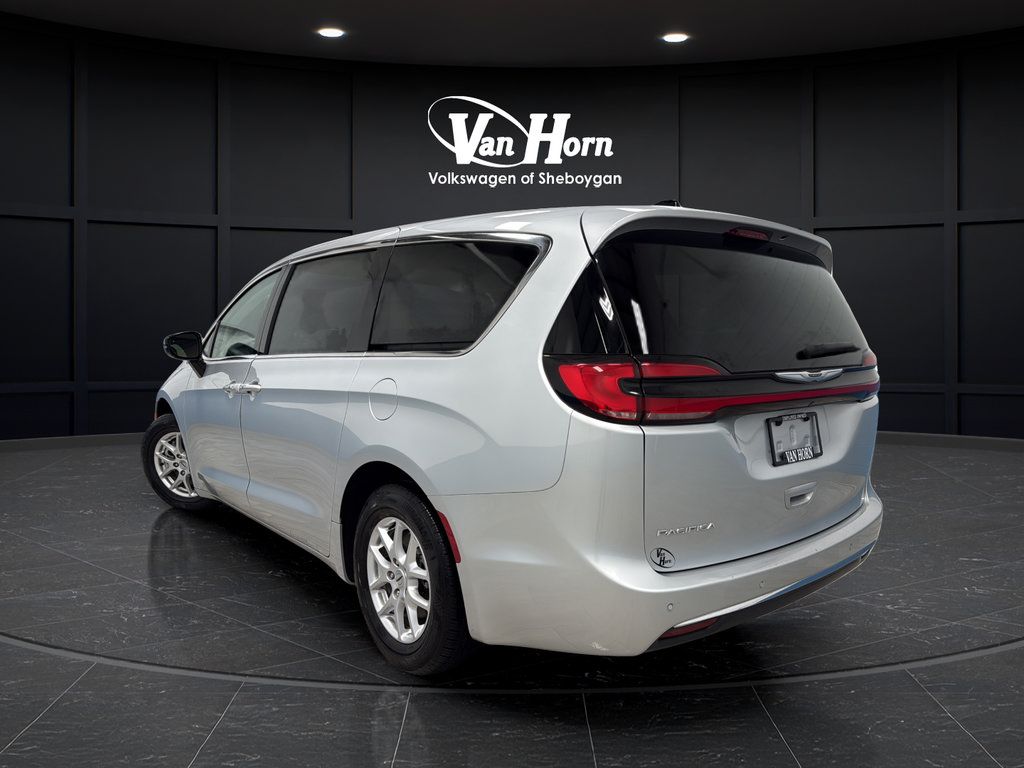 Used 2024 Chrysler Pacifica Touring-L FWD image 5