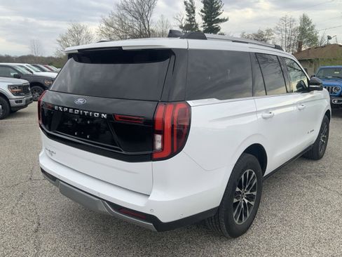 Used 2025 Ford Expedition Platinum image 13