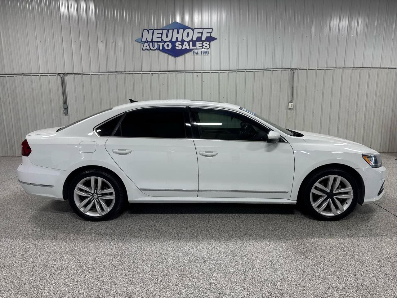 Used 2017 Volkswagen Passat 1.8T SEL Premium FWD image 1