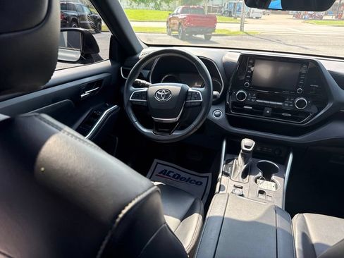 Used 2022 Toyota Highlander XSE AWD/4WD image 17