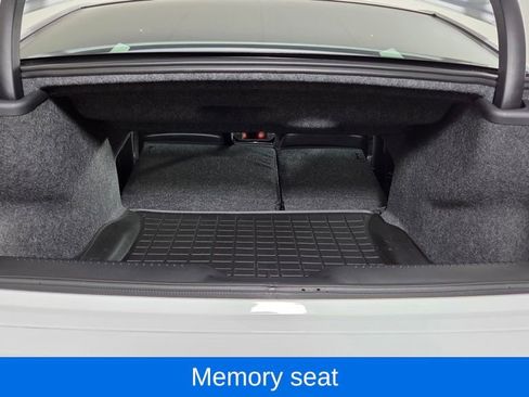 Used 2023 Chrysler 300 C image 11