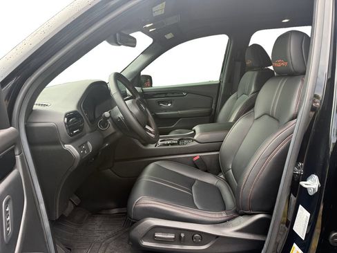 Used 2025 Honda Pilot TrailSport image 9