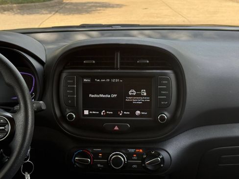 Used 2025 Kia Soul LX w/ LX Technology Package FWD image 17