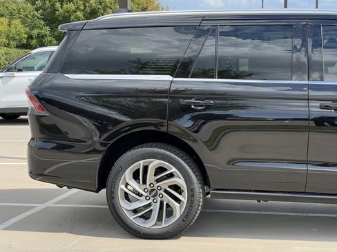 New 2025 Lincoln Navigator Reserve image 11