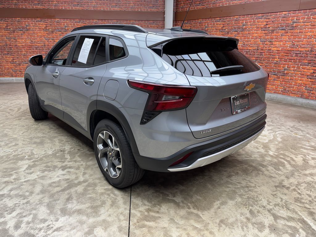 Used 2025 Chevrolet Trax LT w/ Driver Confidence Package FWD image 2