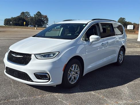 Used 2022 Chrysler Pacifica Touring-L image 4