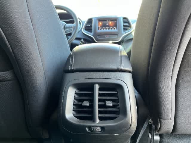 Used 2020 Jeep Cherokee Latitude FWD image 17