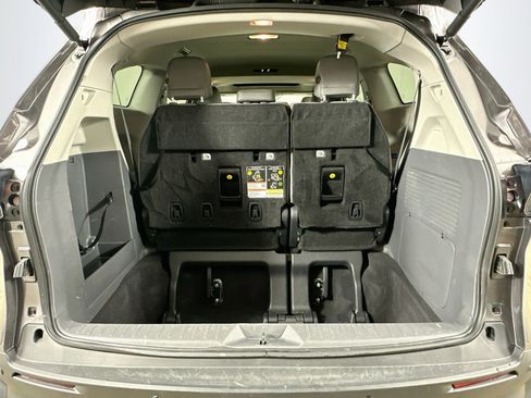 Used 2024 Toyota Sienna XLE FWD image 30