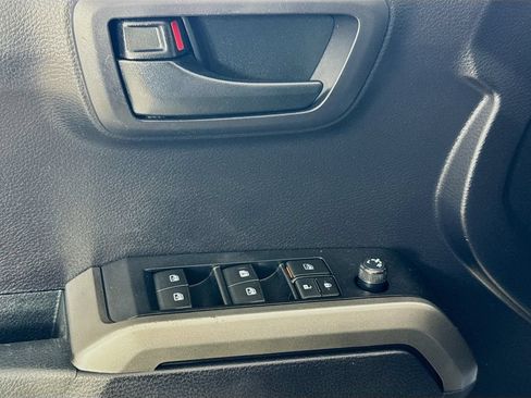 Used 2020 Toyota Tacoma SR5 RWD image 22