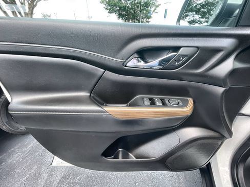 Used 2023 GMC Acadia SLE FWD image 22