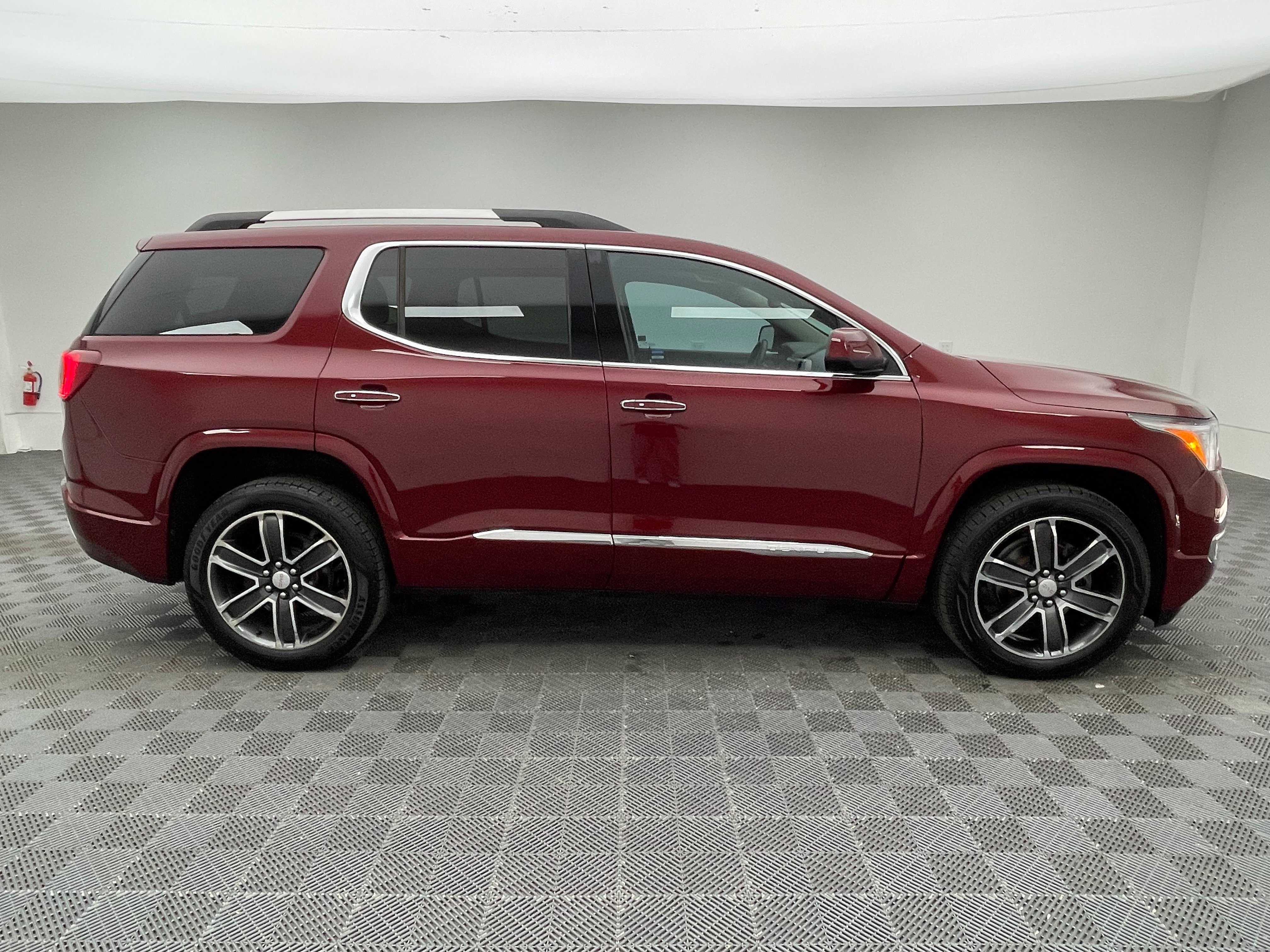 Used 2017 GMC Acadia Denali w/ Technology Package AWD/4WD image 8