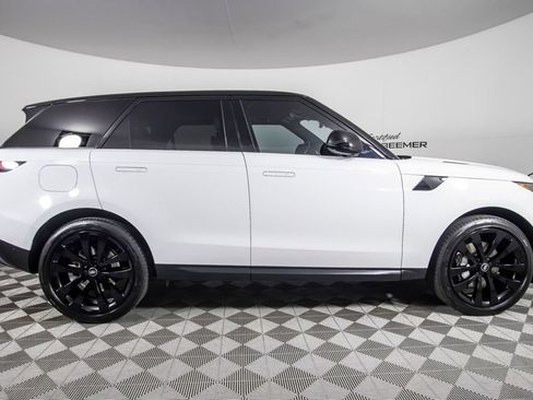 Used 2025 Land Rover Range Rover Sport SE AWD/4WD image 3