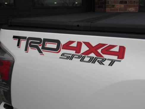 Used 2020 Toyota Tacoma TRD Sport image 11