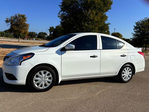Used 2019 Nissan Versa S Plus image 3