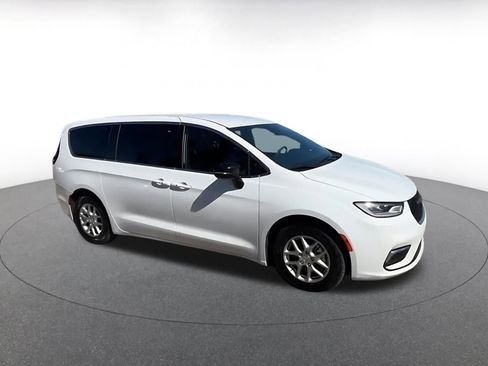 Used 2025 Chrysler Pacifica Select image 2