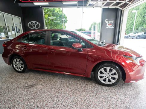 Used 2025 Toyota Corolla LE FWD image 5