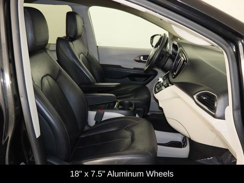 Used 2017 Chrysler Pacifica Touring-L w/ Tire & Wheel Group image 19