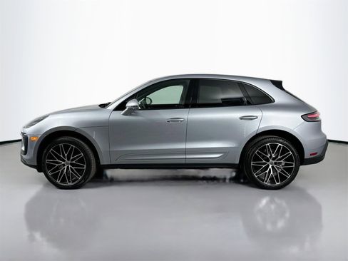 Certified 2025 Porsche Macan image 2