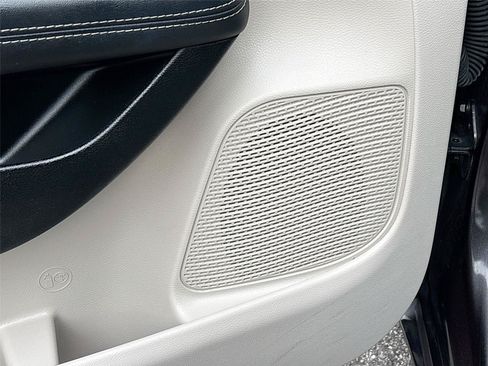 Used 2023 Chrysler Pacifica Touring-L FWD image 18