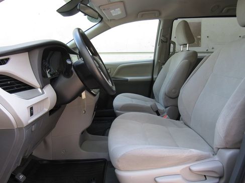 Certified 2020 Toyota Sienna L FWD image 9