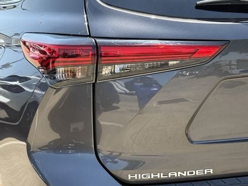 Used 2022 Toyota Highlander XLE FWD image 6