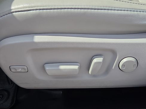 Used 2018 Toyota Highlander XLE FWD image 16