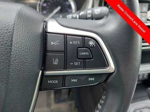 Used 2022 Toyota Highlander XLE AWD/4WD image 34