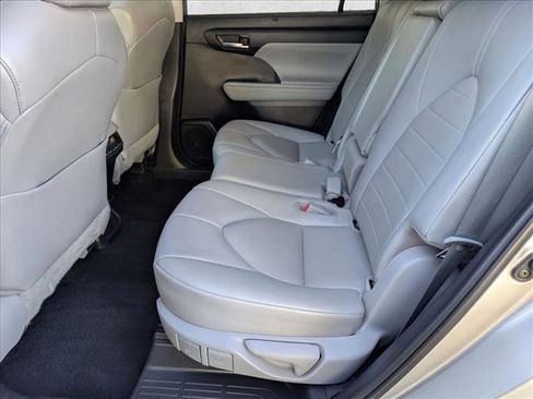 Used 2022 Toyota Highlander XLE image 18
