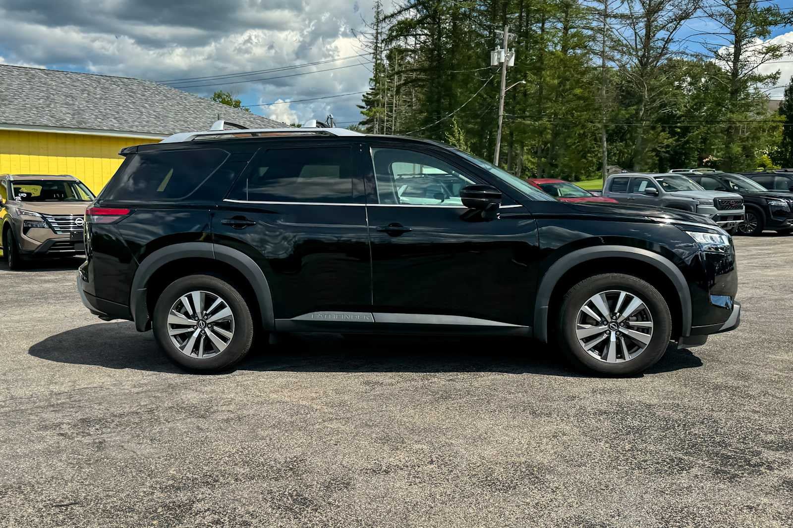 Certified 2024 Nissan Pathfinder SL w/ Black Appearance Package AWD/4WD image 2