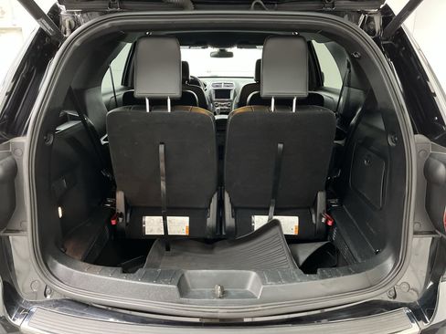 Used 2018 Ford Explorer XLT w/ Equipment Group 202A AWD/4WD image 31