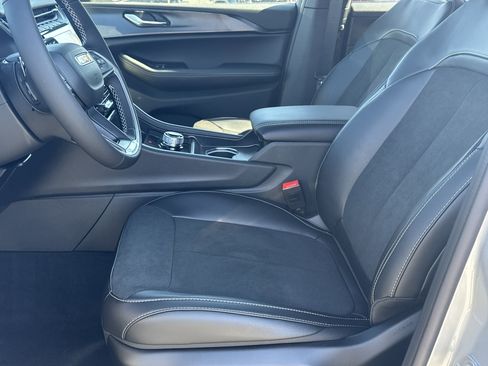 New 2025 Jeep Grand Cherokee L Altitude image 10